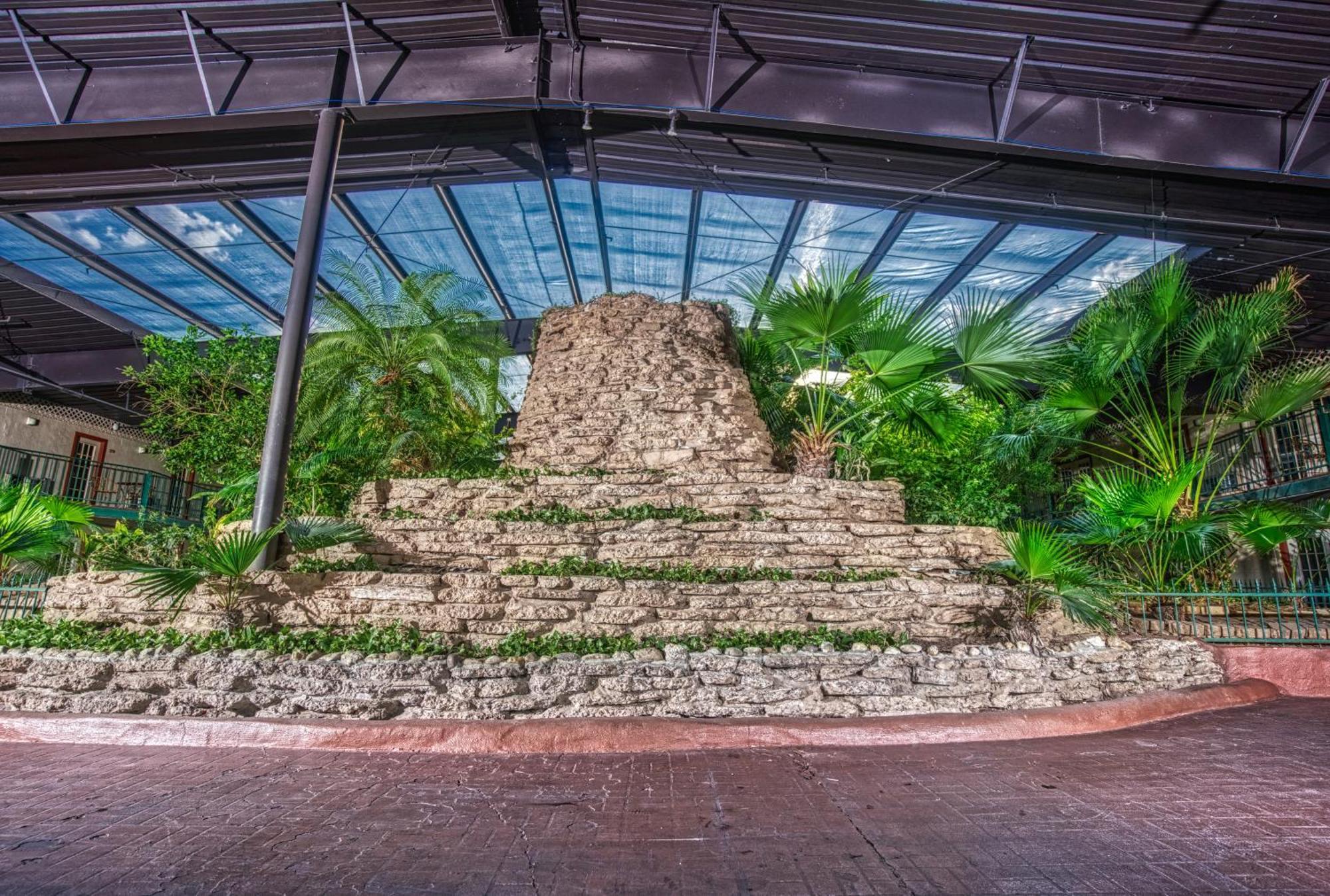 Family Garden Inn & Suites Ларедо Экстерьер фото